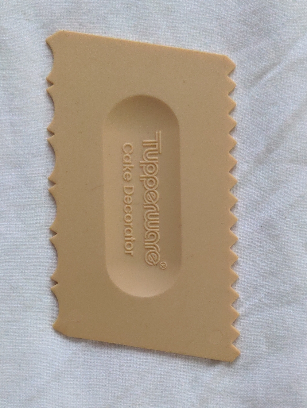 vintage Tupperware Cake Decorator (Model 1558), a plastic frosting scraper Tool